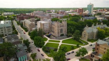 ANN ARBOR, MI - 11 Temmuz 2022: Annarbor 'daki Michigan Üniversitesi kampüsünün havadan görünüşü sürekli olarak dünyanın en yüksek puanlı devlet üniversiteleri arasında yer almaktadır..