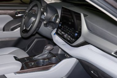 Ekran görüntüsüne ve lüks bir arabanın modern gri iç kısımlarına dokunun.