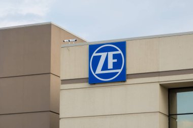 Farmington Hills, Michigan - 13 Temmuz 2024: Farmington Hills, Michigan 'da ZF Friedrichshafen imzası. ZF dünyanın en büyük otomotiv tedarikçilerinden biridir..