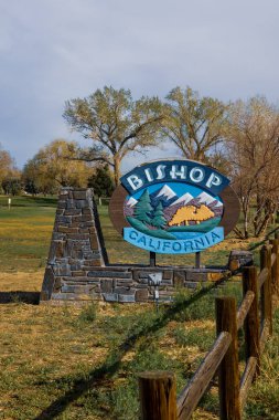Bishop, CA USA - 04 Nisan 2022: 385 numaralı ünlü otoyol girişindeki Bishop City 'ye hoş geldiniz tabelası.