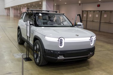 Detroit, Michigan, ABD - 16 Ocak 2025: Detroit otomobil fuarında Rivian yeni 2026 R2 SUV konsepti, Rivian 'ın yaklaşan araçlarını gösteriyor.