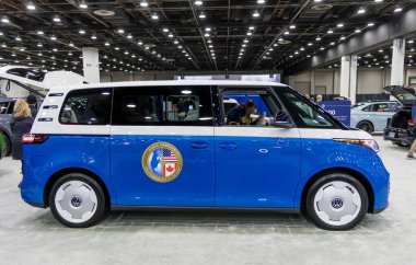 Detroit, Michigan, ABD - 16 Ocak 2025: VW ID BUZZ otomobil 2025 yılında Detroit otomobil fuarında yılın Kuzey Amerika cipi seçildi.