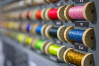 Renkli otomotiv iç döşeme ipliklerinin kapalı görünümü.