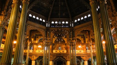 .Mysore, Hindistan - Kasım 04, 2022: 1912 yılında Hindistan 'ın Karnataka kentinde inşa edilen Mysore Maharaja Sarayı' nın güzel ve renkli iç mimarisi.