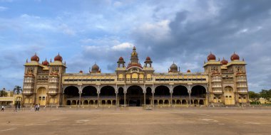 Hindistan 'ın Karnataka eyaletindeki tarihi Mysore Maharaja sarayının dış görünüşü