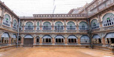 Hindistan 'ın Karnataka eyaletindeki tarihi Mysore Maharaja sarayının dış görünüşü