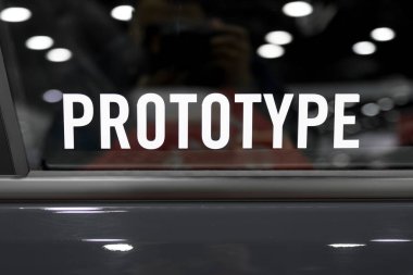 Otomatik gösterimde bir araba rüzgar kalkanı üzerindeki prototip metnin görüntüsünü kapat.