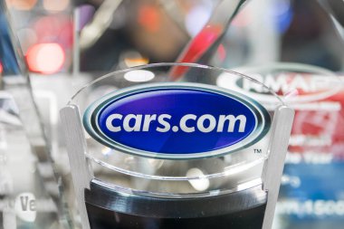 DETROIT, USA- 16 Ocak 2025: Cars.com 'un en iyi araba ödülüne yakından bakın, Cars .com en büyük otomotiv pazarlarından biridir..