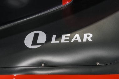 Detroit, Michigan, ABD - 16 Ocak 2025: Formula 1 yarış otomobili üzerinde Lear Corporation imzası, bir Fortune 500 şirketidir..