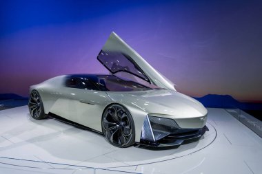 Detroit, Michigan, ABD - 16 Ocak 2025: Detroit otomobil fuarında Cadillac Opulent Velocity konsepti, Elektrikli performans arabasının geleceğini gösteriyor.