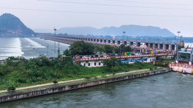 Vijayawada, INDIA - 30 Ekim 2022: Vijayawada, Hindistan 'daki Krishna nehri üzerindeki tarihi Prakasam yaylım ateşinin panoramik görüntüsü