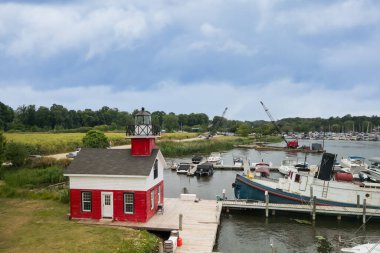 Saugatuck Douglas deniz fenerinin Michigan Gölü kıyı şeridi manzarası