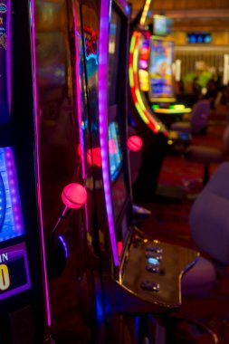 Las Vegas, Nevada 'daki Casino' da art arda oynanan renkli kumar makineleri..