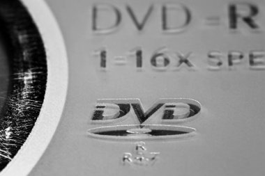 DVD disk gri tonundaki DVD metninin görüntüsünü kapat.
