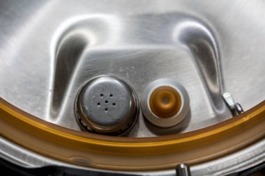 Parlak basınçlı düdüklü tencere vanasını kapat