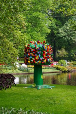 Lisse, Hollanda 12 Nisan 2024: Hollanda 'da Keukenhof Bahçeleri manzarası, dünyaca ünlü bahçeler bahar zamanı açıldı