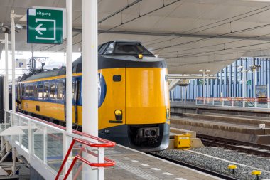 Leiden, Hollanda, 12 Mayıs 2023 Leiden tren istasyonunda Hollanda Spoorwegen treni. Nederlandse Spoorwegen şirketi 1938 'de kuruldu ve Hollanda' nın baş tren operatörü