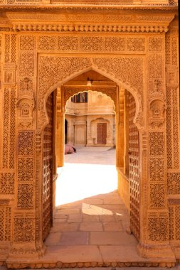 Hindistan 'ın Jaisalmer şehrinde, Rajasthan' da karmaşık mimarisi olan miras binasının girişi