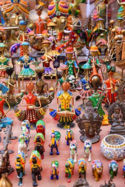 Renkli Rajasthani tarzı el sanatları Jaisalmer, Rajasthan, Hindistan 'da satışa sunuldu..