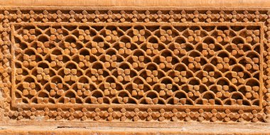 Jaisalmer, Rajasthan 'daki tarihi yapı üzerine karmaşık kum taşı geleneksel pencere ızgarası.