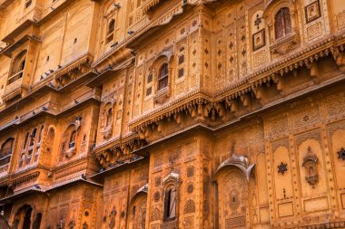 Hindistan, Rajasthan 'daki miras binası Hindistan' ın Jaisalmer şehrinde Patwon ki Haveli olarak bilinen sarı kireçtaşından yapılmıştır.