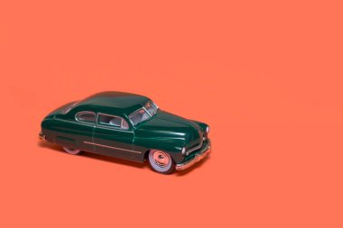 South Lyon, Michigan - 29 Ocak 1949 Mercury Coupe Diecast Car turuncu arka planda.
