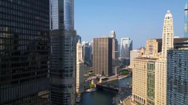 Chicago, Illinois, ABD -19 Haziran 2023: Chicago şehir merkezindeki yüksek binaların havadan görünüşü Michigan Gölü ve Chicago nehri boyunca.