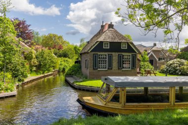 Sarı ve turuncu kasımpatı çiçeklerinden yapılmış çelenklerin yakın görüntüsü