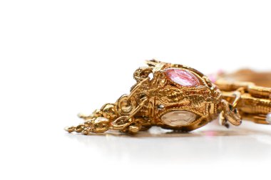 Altın kolye beyaz arkaplanda zincirin kapağı