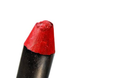 Kullanılan saten dudak kalemi beyaz arkaplanda aşırı yakın görünüm.