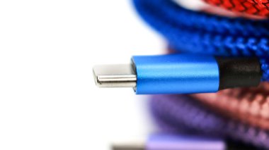Yüzeysel alan derinliğine sahip renkli USB C kablolarının w ögesini kapat.