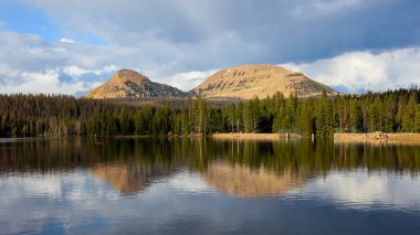 Utah 'taki Uinta Wasatch Ulusal Ormanı' ndaki Kristal Göl manzarasının panoramik görüntüsü