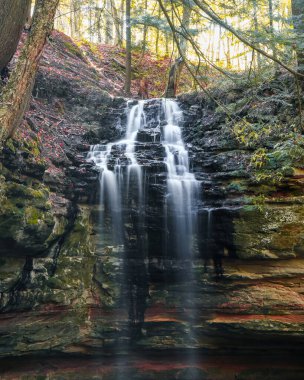 Tannery Falls, Michigan Yarımadası yakınlarındaki bir şelale. Sonbahar zamanı Munising..