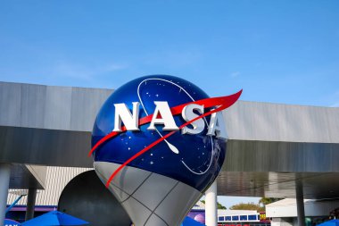 CAPE CANAVERAL, FLORIDA - 28 Şubat 2024: NASA işareti Cape Canaveral, Florida 'daki Kennedy Uzay Merkezi Ziyaretçi Kompleksi