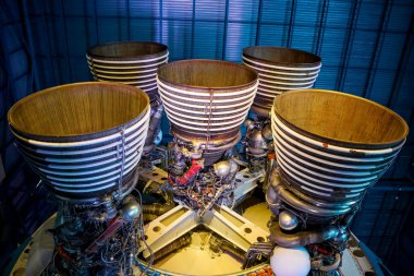 28 Şubat 2024: Saturn V Roket ve modeli Apollo Saturn V Center 'da Kennedy Uzay Merkezi, Cape Canaveral, Florida, ABD