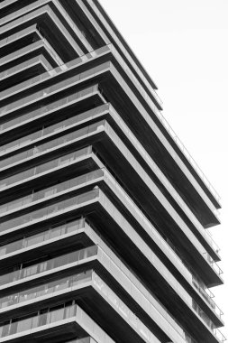 Rotterdam 'daki tek renkli modern uzun cam binanın dış mimarisi..