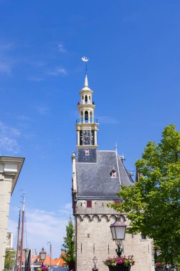 Tarihsel Hoofdtoren Hoorn, Hollanda 'da mavi gökyüzüne karşı bir ortaçağ kulesi.