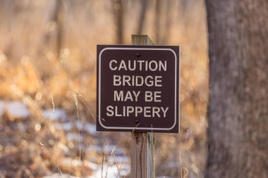 Dikkat köprüsü Michigan 'da kış zamanı parktaki kaygan tabela olabilir..