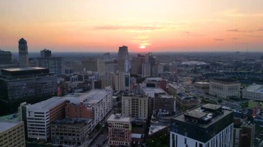 Detroit, MI USA - 04 AĞUSTOS 2024: akşam güneşi altında Detroit şehir merkezinin hava görüntüsü. Amerika 'nın orta batısındaki en büyük ikinci metropol bölgesi..