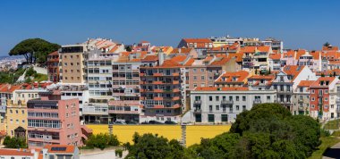 Lizbon şehir manzarası panoramik manzara, Portekiz 'de kırmızı çatıları olan Budlings, güneşli bir günde mavi gökyüzü
