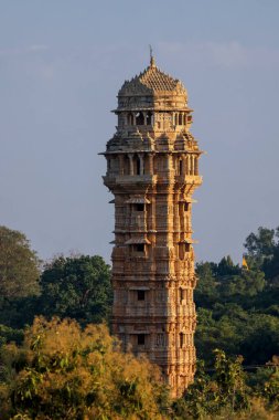 Uzun, çetrefilli Vijay Stambh; Chittorgarh kalesinde zafer kulesi, Rajasthan, Hindistan.