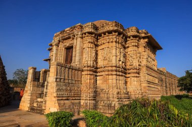 Hindistan, Rajasthan 'daki Chittorgarh kalesinin yanındaki Tanrıça Shani İlah Tapınağı' nda karmaşık mimari ve harabeler.