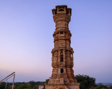 Vijay Stambh, Chittorgarh kalesinde zafer kulesi, Rajasthan, Hindistan alacakaranlık altında..