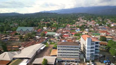 Arusha, Tanzanya - 22 Mart 2025: Arusha şehrinin havadan görünüşü, safari noktalarına ve Afrika 'nın en yüksek zirvesi olan Mt. Kilimanjaro