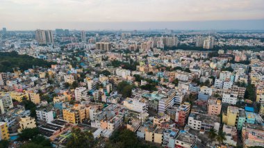 Bengaluru, Karnataka, Hindistan - 06 Aralık 2023: Oxford Ekonomi 'nin haberine göre, Bengaluru kentsel alanının havadan görünüşü dünyanın en hızlı büyüyen şehirlerinden biri.