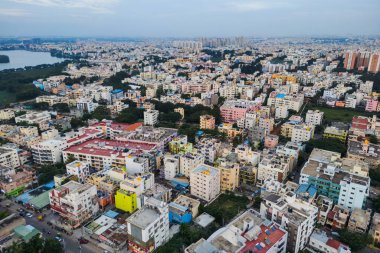 Bengaluru, Karnataka, Hindistan - 06 Aralık 2023: Oxford Ekonomi 'nin haberine göre, Bengaluru kentsel alanının havadan görünüşü dünyanın en hızlı büyüyen şehirlerinden biri.