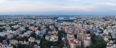 Bengaluru, Karnataka, Hindistan - 06 Aralık 2023: Oxford Ekonomi 'nin haberine göre, Bengaluru kentsel alanının havadan görünüşü dünyanın en hızlı büyüyen şehirlerinden biri..