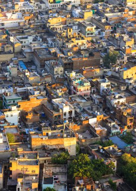 Jaipur, Rajasthan, Hindistan - 11 Ekim 2022: Jaipur şehrindeki renkli evlerin havadan görünüşü, Rajasthan, Hindistan.