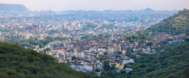Jaipur, Rajasthan, Hindistan - 11 Ekim 2022: Jaipur kentinin panoramik manzarası, Jaipur şehrinde inşa edilen birçok tuğla yapı, Rajasthan, Hindistan.