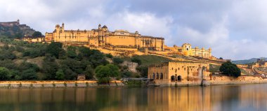 Jaipur şehrindeki tarihi Amber kalesinin panoramik manzarası MS 967 yılında Hindistan 'ın Rajasthan kentinde inşa edildi..